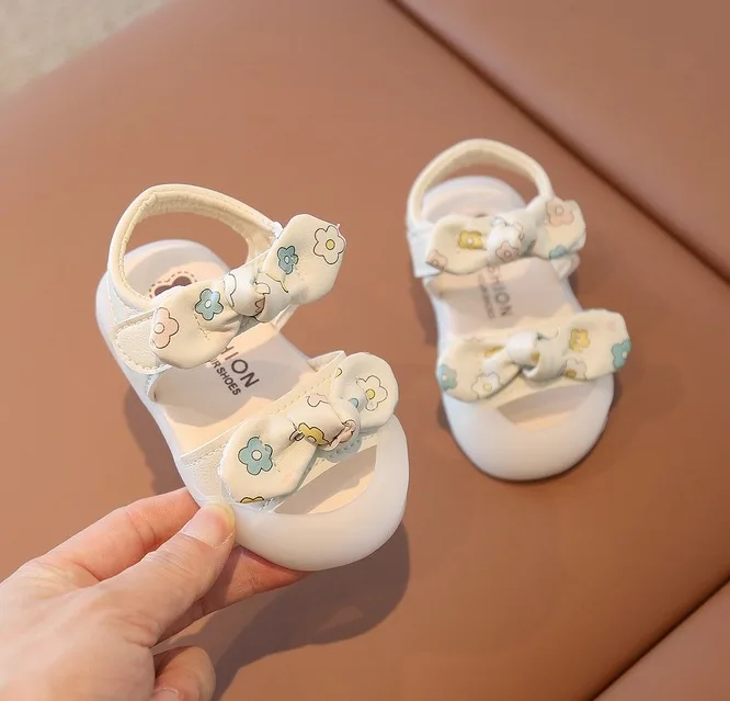 Детские босоножки в цветочек